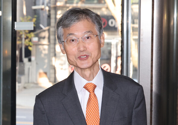 조희대 대법원장 후보자가 15일 오전 서울 서초구 인사청문회 준비 사무실로 출근하고 있다(연합뉴스)