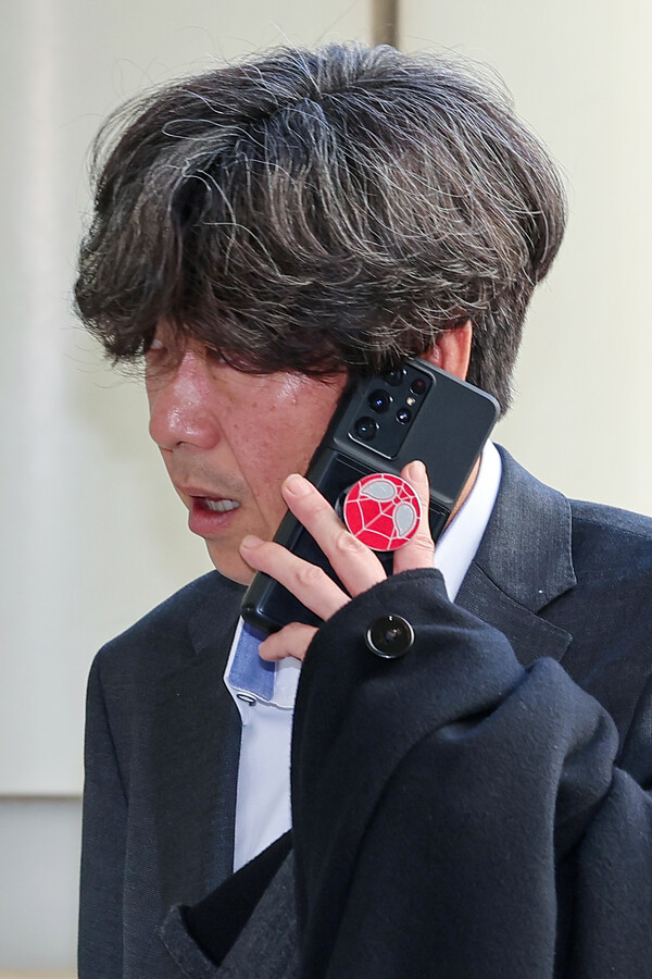  남욱 변호사가 8일 서초구 서울중앙지방법원에서 열린 위례 신도시 개발 특혜 의혹 관련 1심 속행 공판에 출석하고 있다(연합뉴스)