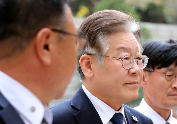 더불어민주당 이재명 대표가 3일 오후 서울중앙지방법원에서 열린 '대장동 배임·성남FC 뇌물' 관련 1심 4회 공판에 출석하고 있다(연합뉴스)