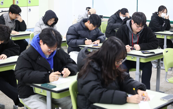  2024학년도 대학수학능력시험 다음날인 17일 오전 서울 시내 한 고등학교에서 고3 학생들이 가채점 표를 작성하고 있다./사진=연합뉴스