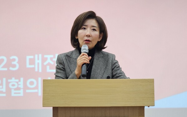 나경원 국민의힘 전 원내대표가 18일 대전 동구 중앙시장이벤트홀에서 열린 윤창현 의원 의정보고 및 당원협의회 연수에 참석해 발언하고 있다. /사진 = 김종연 기자