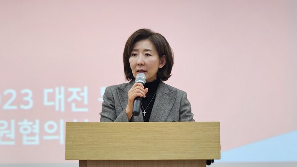 나경원 국민의힘 전 원내대표가 18일 대전 동구 중앙시장이벤트홀에서 열린 윤창현 의원 의정보고 및 당원협의회 연수에 참석해 발언하고 있다. /사진 = 김종연 기자