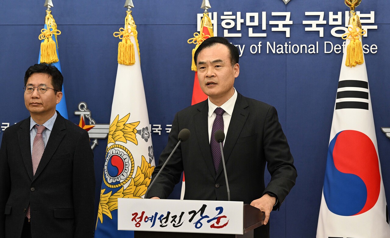 허태근 국방부 국방정책실장이 22일 서울 용산구 국방부 브리핑룸에서 '9.19 군사합의 일부 효력정지 관련 국방부 조치사항'을 발표하고 있다. 왼쪽은 김병대 통일부 통일정책실장.