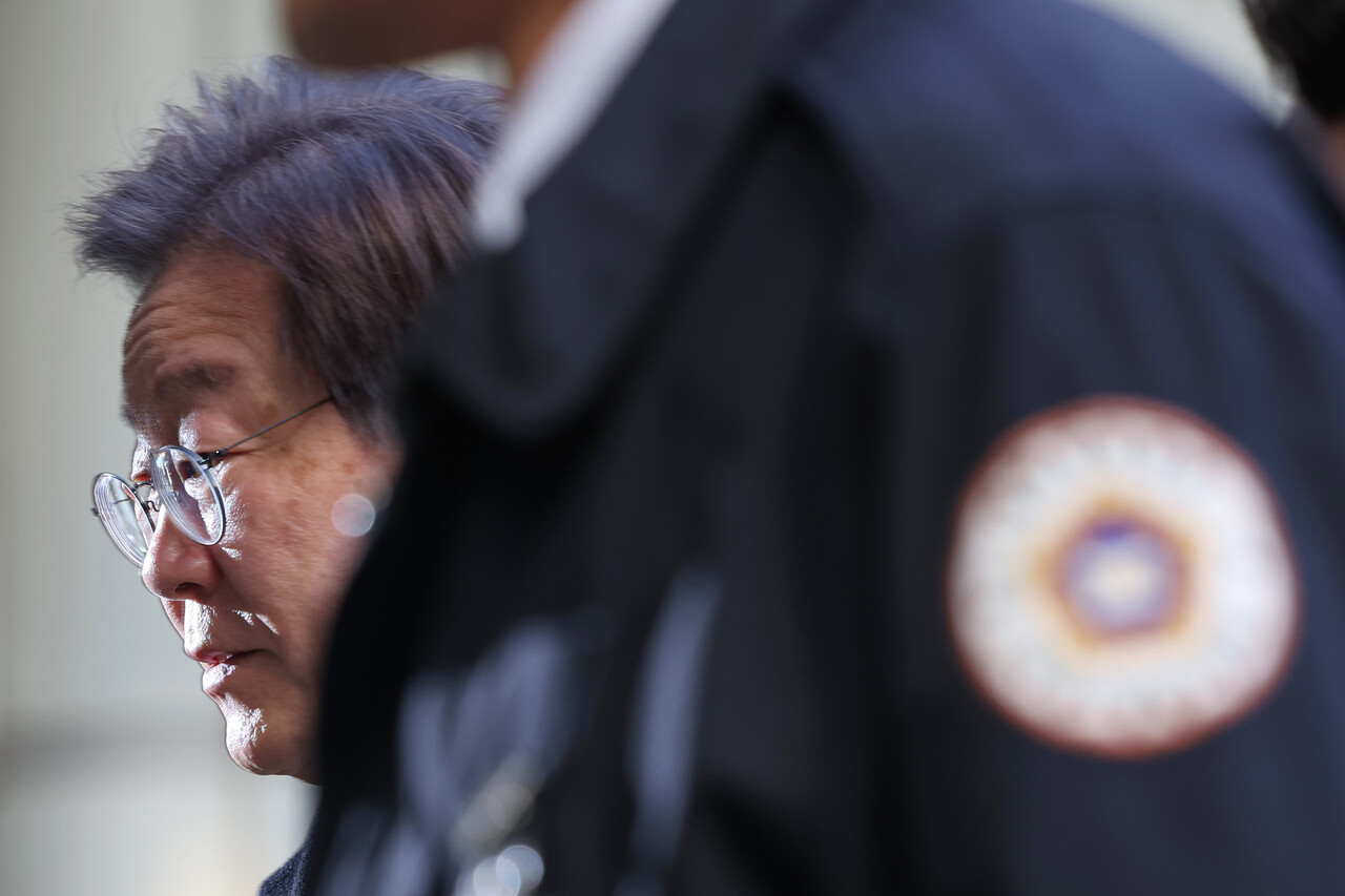 더불어민주당 이재명 대표가 21일 오전 서울 서초구 서울중앙지방법원에서 열린 '대장동 배임·성남FC 뇌물' 관련 1심 8회 공판에 출석하고 있다.