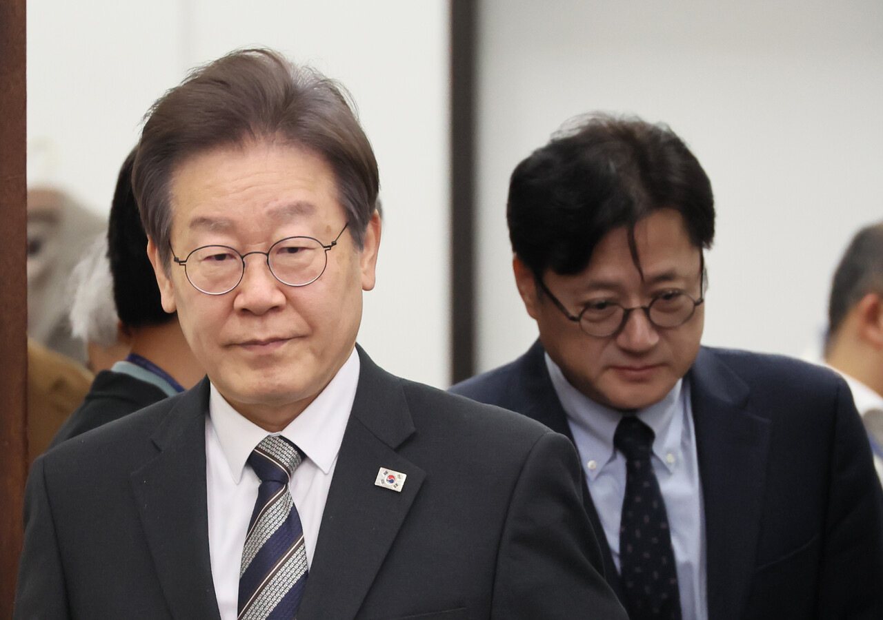 더불어민주당 이재명 대표와 홍익표 원내대표가 지난 24일 국회에서 열린 최고위원회의에 참석하고 있다.