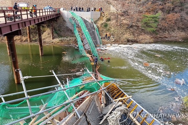 안계댐 교량 공사현장 붕괴된 모습(사진=연합뉴스)
