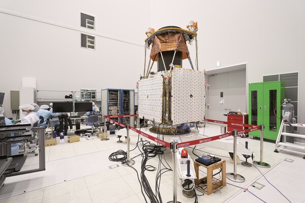 KAI 우주센터에서 차세대중형위성 2호가 개발되고 있다