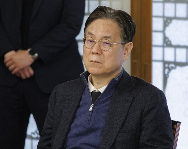  이관섭 대통령실 정책실장이 3일 오후 서울 종로구 삼청동 총리 공관에서 열린 고위 당·정·대 협의회에 참석해 국민의힘 김기현 대표의 발언을 듣고 있다(연합뉴스)