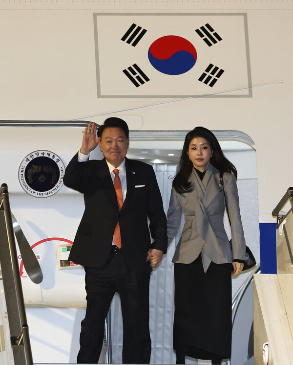 네덜란드를 국빈 방문한 윤석열 대통령과 부인 김건희 여사가 11일(현지시간) 암스테르담 스히폴 공항에 도착, 전용기인 공군 1호기에서 내리며 인사하고 있다(연합뉴스)