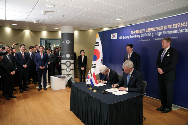 삼성전자-ASML, 한-네덜란드 첨단반도체 협력협약식 [사진제공=연합뉴스]