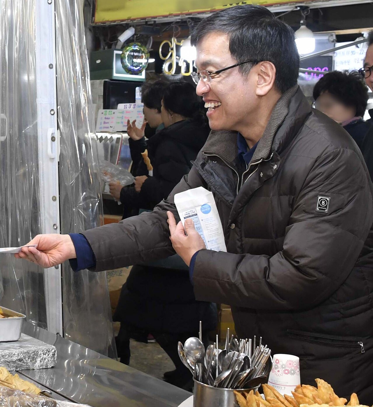 최상목 경제부총리 후보자(오른쪽)가 13일 오후 서울 서대문구 독립문 영천시장을 방문해 온누리상품권으로 물품을 구매하고 있다.