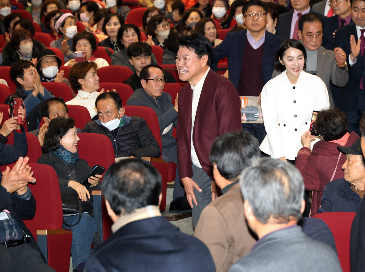 국민의힘 장제원 의원이 15일 오후 부산 사상구청에서 열린 의정보고회에 참석하고 있다.