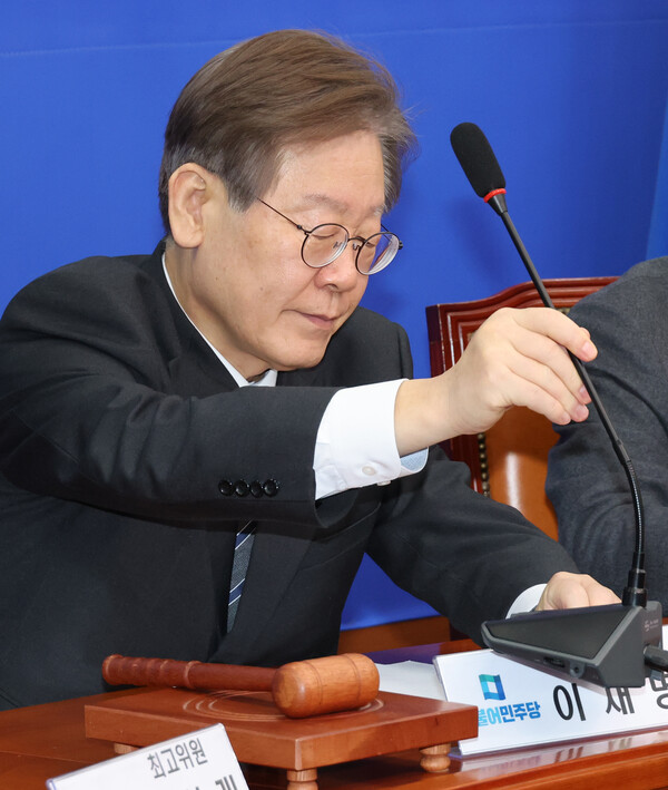 더불어민주당 이재명 대표가 15일 국회에서 최고위원회의를 하고 있다(연합뉴스)