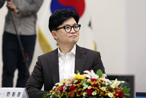 한동훈 법무부 장관이 13일 오후 경기 성남시청에서 열린 '교정시설 수용자 의료처우 개선 및 공공보건의료 서비스 확대를 위한 업무협약' 협약식에서 신상진 성남시장의 인사말을 경청하고 있다(연합뉴스)