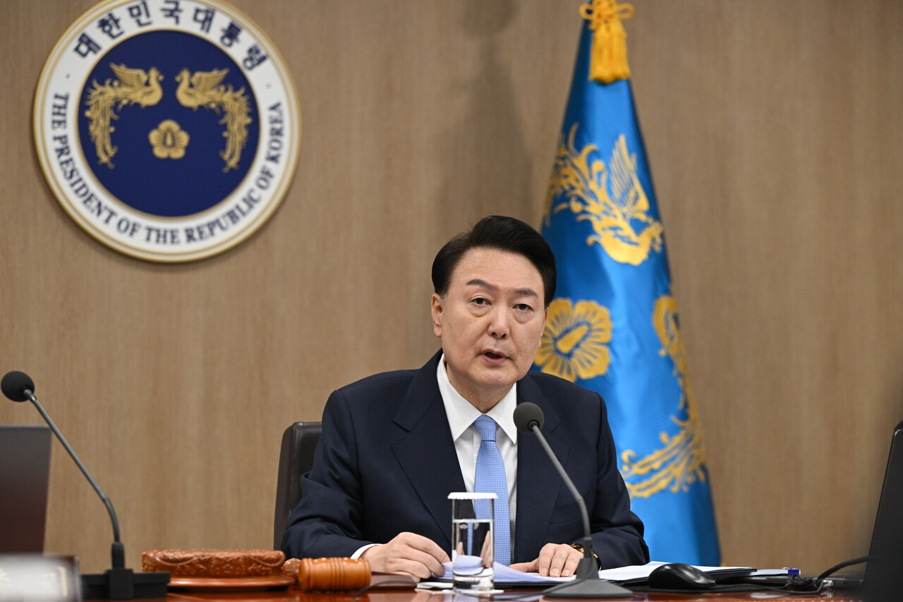 윤석열 대통령이 19일 서울 용산 대통령실 청사에서 열린 국무회의에서 발언하고 있다.