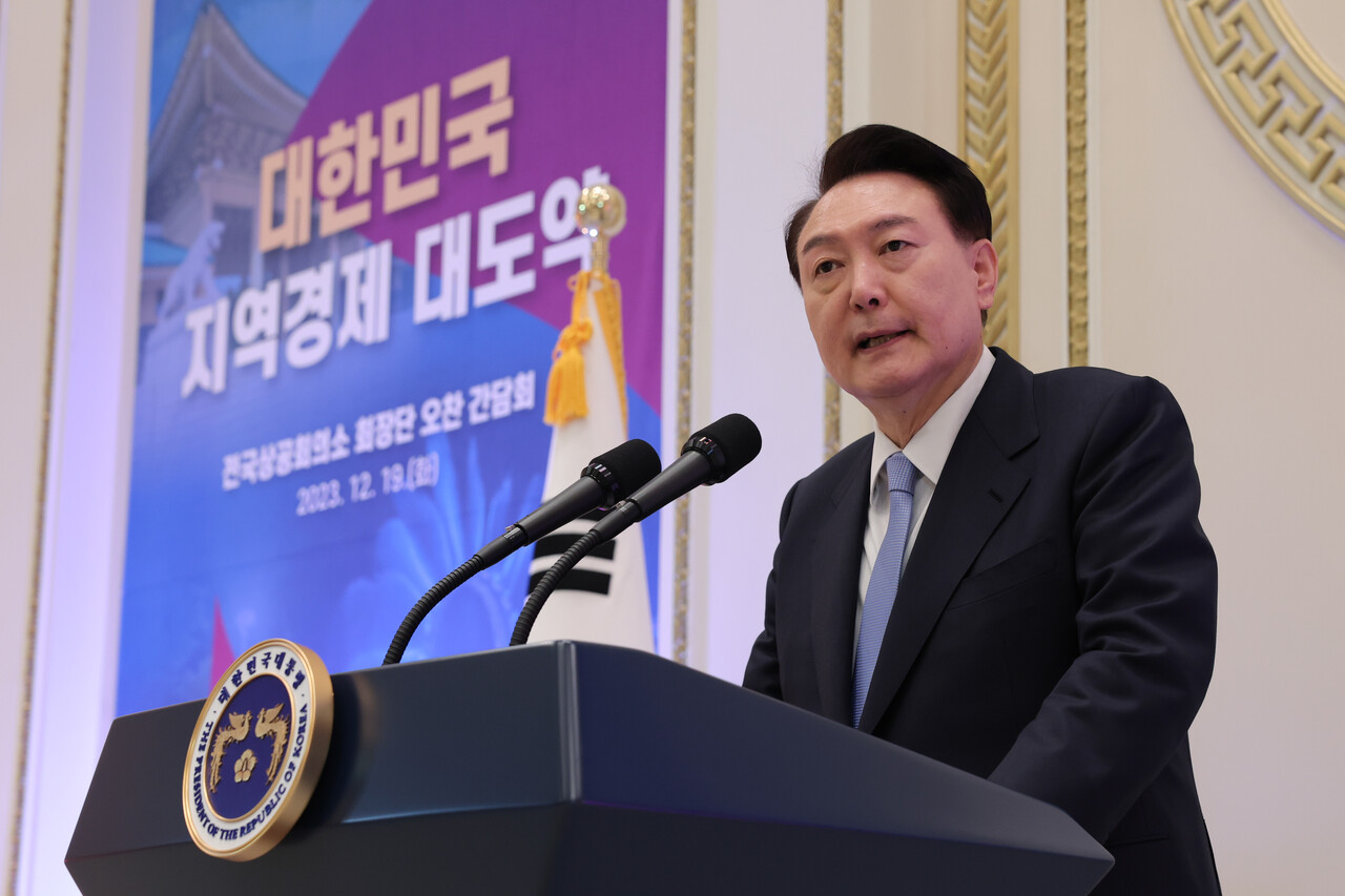 윤석열 대통령이 19일 청와대 영빈관에서 열린 전국상공회의소 회장단 초청 오찬 간담회에서 발언하고 있다.