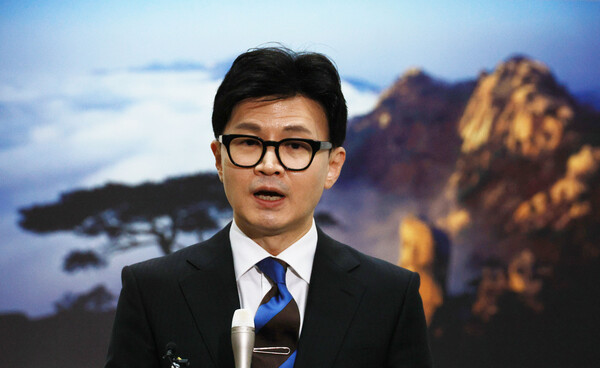 한동훈 법무부 장관이 21일 오후 과천 법무부 청사에서 이임식을 마치고 취재진 질문에 답하고 있다(연합뉴스)