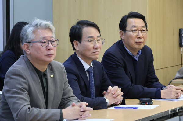 더불어민주당 내 비명계 모임 '원칙과상식' 소속 조응천(왼쪽부터), 이원욱, 윤영찬 의원./사진제공=연합뉴스