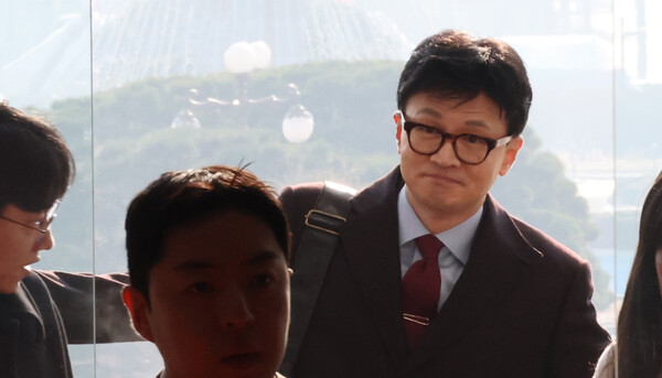 국민의힘 한동훈 비상대책위원장이 27일 국회에서 직원의 안내를 받으며 사무실로 출근하고 있다. /사진제공=연합뉴스