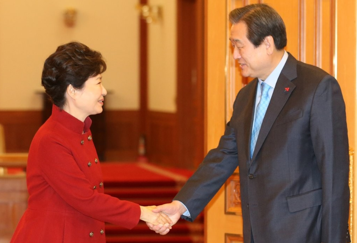 2015년 12월 7일 박근혜 대통령이 청와대에서 새누리당 김무성 대표와 인사하고 있다. 박 대통령은 이날 회동에서 노동개혁 법안의 연내 처리, 경제활성화 법안 및 테러방지법안의 정기국회 회기내 처리를 당부했다.