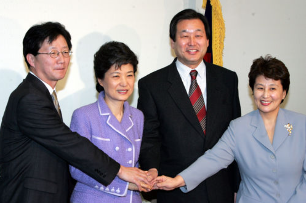 2005년 1월 11일 서울 염창동 당사에서 신임 당직자들에게 임명장을 수여한 박근혜 한나라당 대표가 당직자와 손을 잡고 있다. (좌측부터)유승민 비서실장,박근혜 대표,김무성 사무총장,전여옥 대변인.