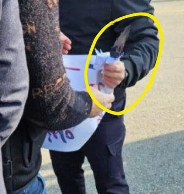 김모씨가 왼손에 들고 있다고 추정된 흉기. 손잡이는 무언가로 둘러싼 뒤에 잡고 있다. /사진출처 = 온라인커뮤니티, 유튜브 영상 캡처
