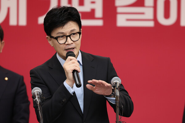 국민의힘 한동훈 비상대책위원장이 5일 경기 수원시 국민의힘 경기도당에서 열린 '2024 경기도당 신년 인사회'에 참석해 인사말을 하고 있다(연합뉴스)