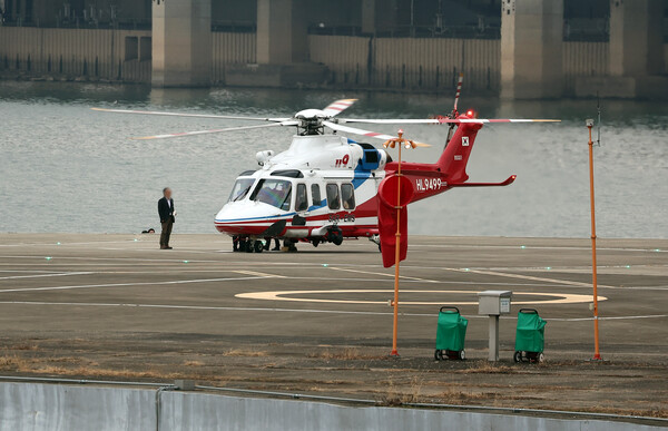 부산 방문 일정 중 흉기에 피습된 더불어민주당 이재명 대표를 태운 헬기가 2일 서울 용산구 노들섬 헬기장에 도착하고 있다(연합뉴스)