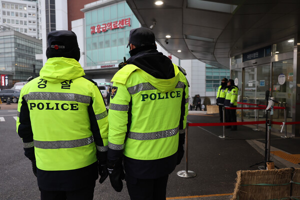  부산 방문 도중 목 부위를 습격당한 더불어민주당 이재명 대표가 입원 중인 종로구 서울대학교병원 인근에 5일 오전 경찰 인력이 배치돼있다