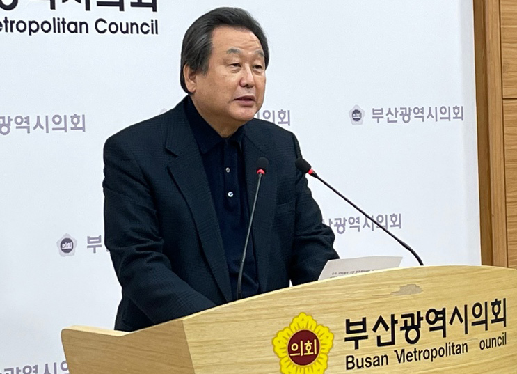 국민의힘 전신인 새누리당 대표를 지낸 김무성 전 의원이 지난 15일 부산시의회에서 제22대 총선 출마 선언을 하고 있다.
