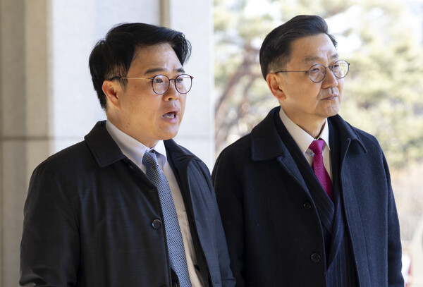 임현택(왼쪽) 대한소아청소년과의사회장과 변성윤 평택시의사회장이 8일 오전 서초구 서울중앙지검 앞에서 더불어민주당 이재명 대표의 헬기 이송과 관련해 고발장을 접수하기 앞서 기자회견을 하고 있다(연합뉴스)