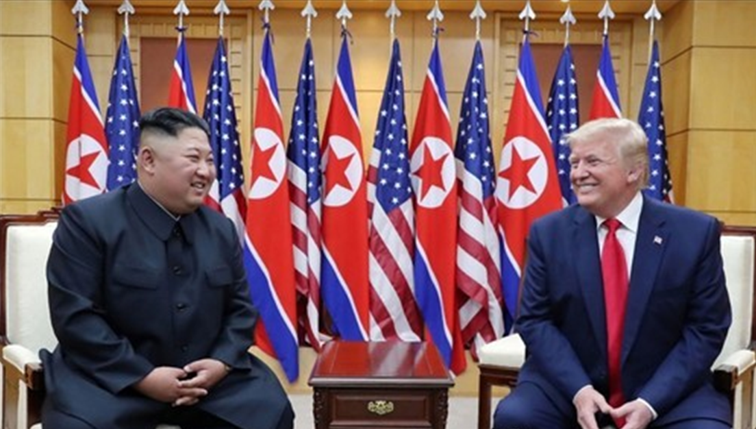 2019년 6월 30일 김정은 북한 국무위원장과 도널드 트럼프 미국 대통령이판문점에서 만났다. 사진은 중앙통신이 홈페이지에 공개한 것으로 판문점 남측 자유의집 VIP실에서 만나 밝은 표정으로 대화하는 북미 정상의 모습.