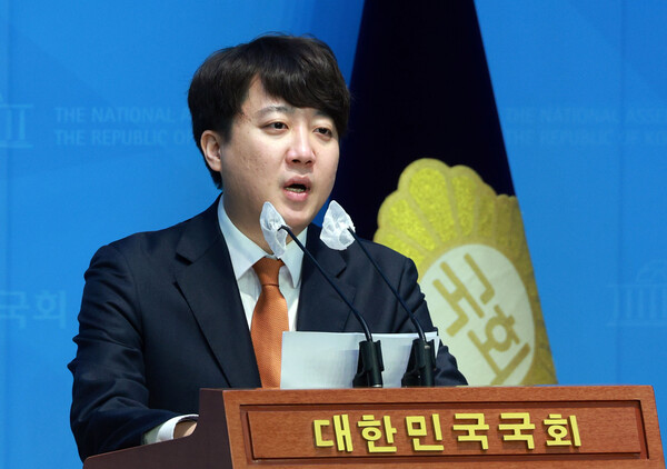  개혁신당 이준석 정강정책위원장이 18일 국회 소통관에서 교통 관련 정강정책을 발표하고 있다(연합뉴스)