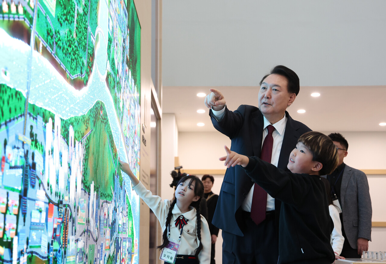 윤석열 대통령이 26일 세종시 국립박물관단지에서 열린 국립어린이박물관 개관식에서 오지열 아역배우 등 어린이들과 함께 전시시설을 체험하고 있다.