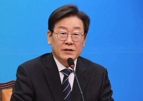 더불어민주당 이재명 대표가 22일 국회에서 열린 9차 인재 영입식에서 환영사를 하고 있다. 민주당은 9호 인재영입인사로 공영운 전 현대자동차 사장을 영입했다（연합뉴스）