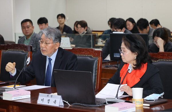  문재완(왼쪽), 이정옥 신임 방심위원이 22일 서울 양천구 목동 방송통신심의위윈회 대회의실에서 열린 제3차 전체회의에 참석하고 있다（연합뉴스）