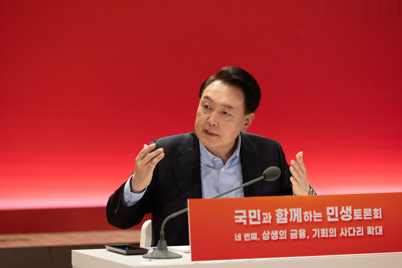 윤석열 대통령이 17일 서울 여의도 한국거래소에서 열린 '국민과 함께하는 민생토론회 - 네번째, 상생의 금융, 기회의 사다리 확대'에서 발언을 하고 있다.