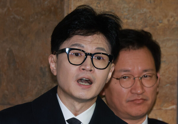  국민의힘 한동훈 비상대책위원장이 22일 오전 국회로 출근하며 취재진 질문에 답하고 있다. 대통령실은 21일 국민의힘 한동훈 비상대책위원장에게 사퇴하라는 요구를 전달한 것으로 알려졌다(연합뉴스)