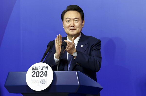 윤석열 대통령이 19일 강원도 강릉시 씨마크 호텔에서 열린 강원동계청소년올림픽 리셉션에서 환영사를 하며 박수치고 있다(연합뉴스)