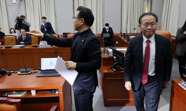  23일 국회 운영위원회에서 윤재옥 위원장과 여당 간사인 이양수 의원이 산회 후 퇴장하고 있다./사진제공=연합뉴스