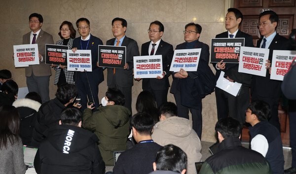 23일 국회 운영위원회 앞에서 회의 종료 후 야당 의원들이 기자회견을 하고 있다./사진제공=연합뉴스