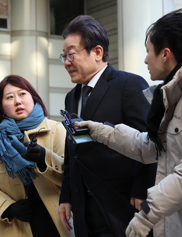 더불어민주당 이재명 대표가 23일 오전 서초구 서울중앙지법에서 열린 '대장동 배임·성남FC 뇌물' 관련 1심 속행공판에 출석하고 있다(연합뉴스)