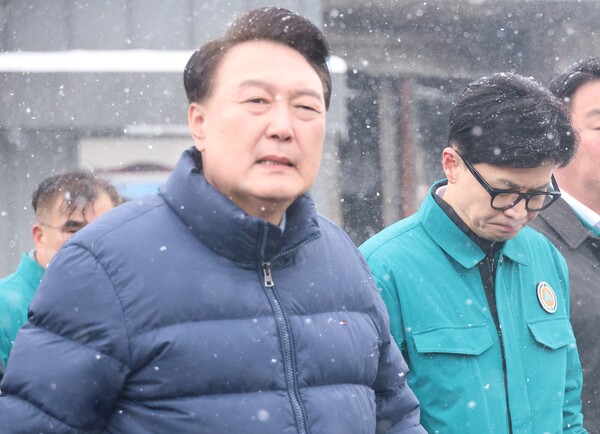 23일 오후 충남 서천군 서천읍 불이 난 서천특화시장을 찾은 윤석열 대통령과 국민의힘 한동훈 비대위원장이 시장을 둘러보고 있다(연합뉴스)