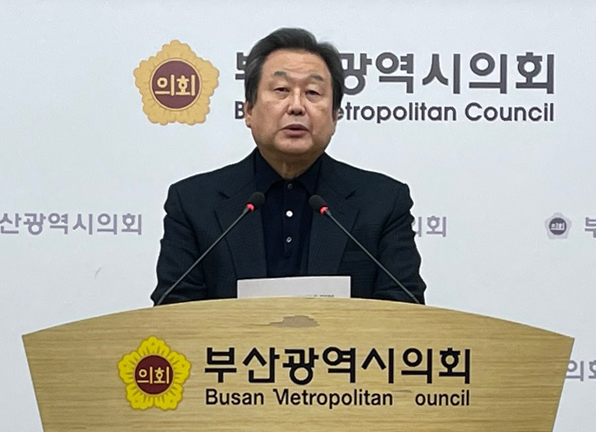 국민의힘 전신인 새누리당 대표를 지낸 김무성 전 의원이 15일 부산시의회에서 제22대 총선 출마 선언을 하고 있다(연합뉴스)