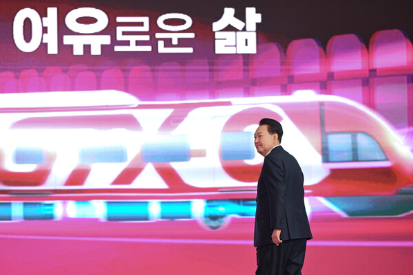 윤석열 대통령이 25일 경기도 의정부시청 다목적체육관에서 열린 GTX-C 착공기념식에 노선통과 지역 주민, 박상우 국토부 장관, 오세훈 서울시장, 김동연 경기도지사, 김동근 의정부시장 등과 함께 참석하고 있다(연합뉴스)