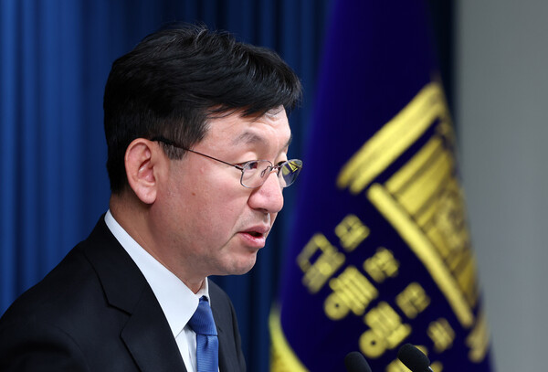  성태윤 대통령실 정책실장이 18일 서울 용산 대통령실 청사에서 브리핑하고 있다(연합뉴스)