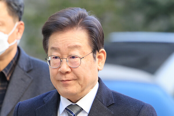 더불어민주당 이재명 대표가 26일 오전 서울 서초구 서울중앙지방법원에서 열린 '대장동 배임·성남FC 뇌물' 관련 1심 12회 공판에 출석하고 있다(연합뉴스)