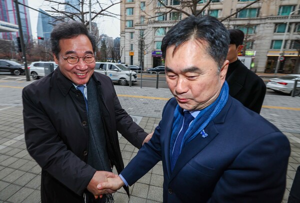 ▲ 더불어민주당을 탈당한 이낙연 전 대표(왼쪽)과 비명(비이재명계)계 탈당 그룹인 '원칙과 상식'의 김종민 의원이 14일 오전 서울 영등포구 여의도 한 카페에서 티타임 회동을 위해 만나 악수하고 있다. (사진제공=연합뉴스)