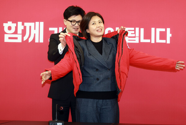 국민의힘 한동훈 비상대책위원장이 29일 오전 여의도 중앙당사에서 열린 국민인재 영입 환영식에서 진양혜 전 아나운서에게 당 점퍼를 입혀주고 있다./사진제공=연합뉴스