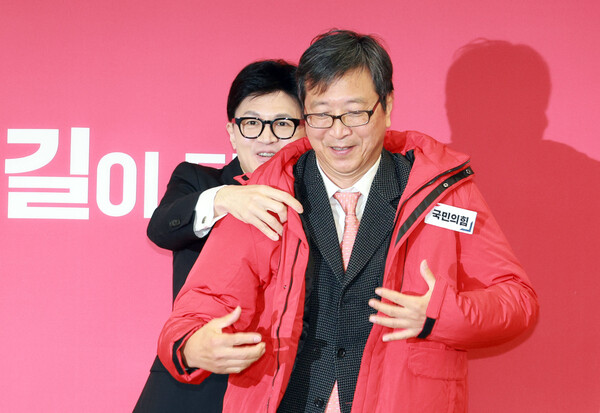 국민의힘 한동훈 비상대책위원장이 29일 오전 여의도 중앙당사에서 열린 국민인재 영입 환영식에서 하정훈 대한소아청소년 개원의사회 부회장에게 당 점퍼를 입혀주고 있다./사진제공=연합뉴스